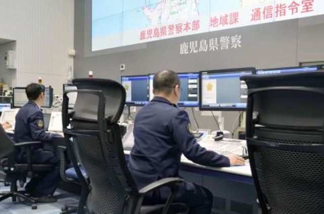 県内からの全ての１１０番通報を受ける県警本部の通信指令室＝９日午後２時５分、鹿児島市の県警本部