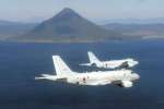 初飛行訓練に臨んだ鹿屋航空基地のＰ１哨戒機＝１０日、鹿児島湾上空