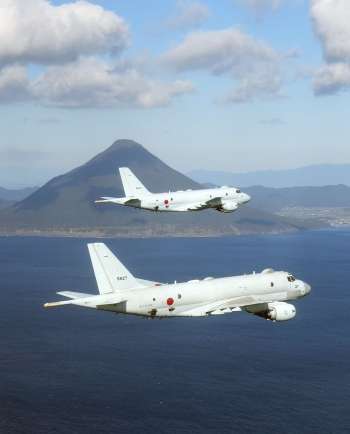 〈別カット〉初飛行訓練に臨んだ鹿屋航空基地のＰ１哨戒機＝１０日、鹿児島湾上空