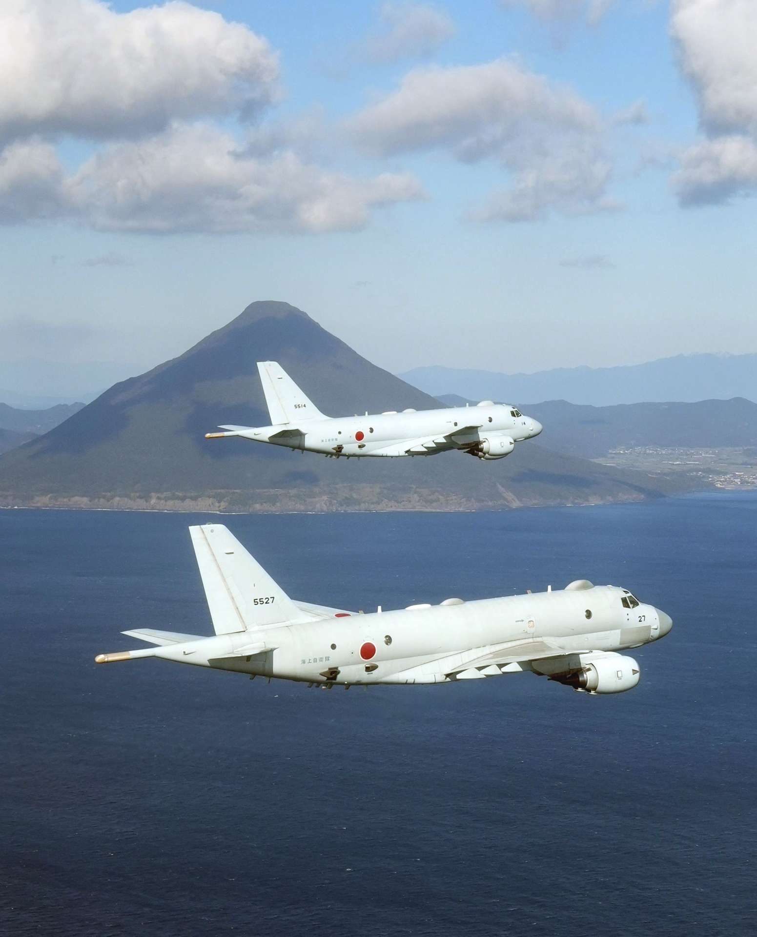〈別カット〉初飛行訓練に臨んだ鹿屋航空基地のＰ１哨戒機＝１０日、鹿児島湾上空