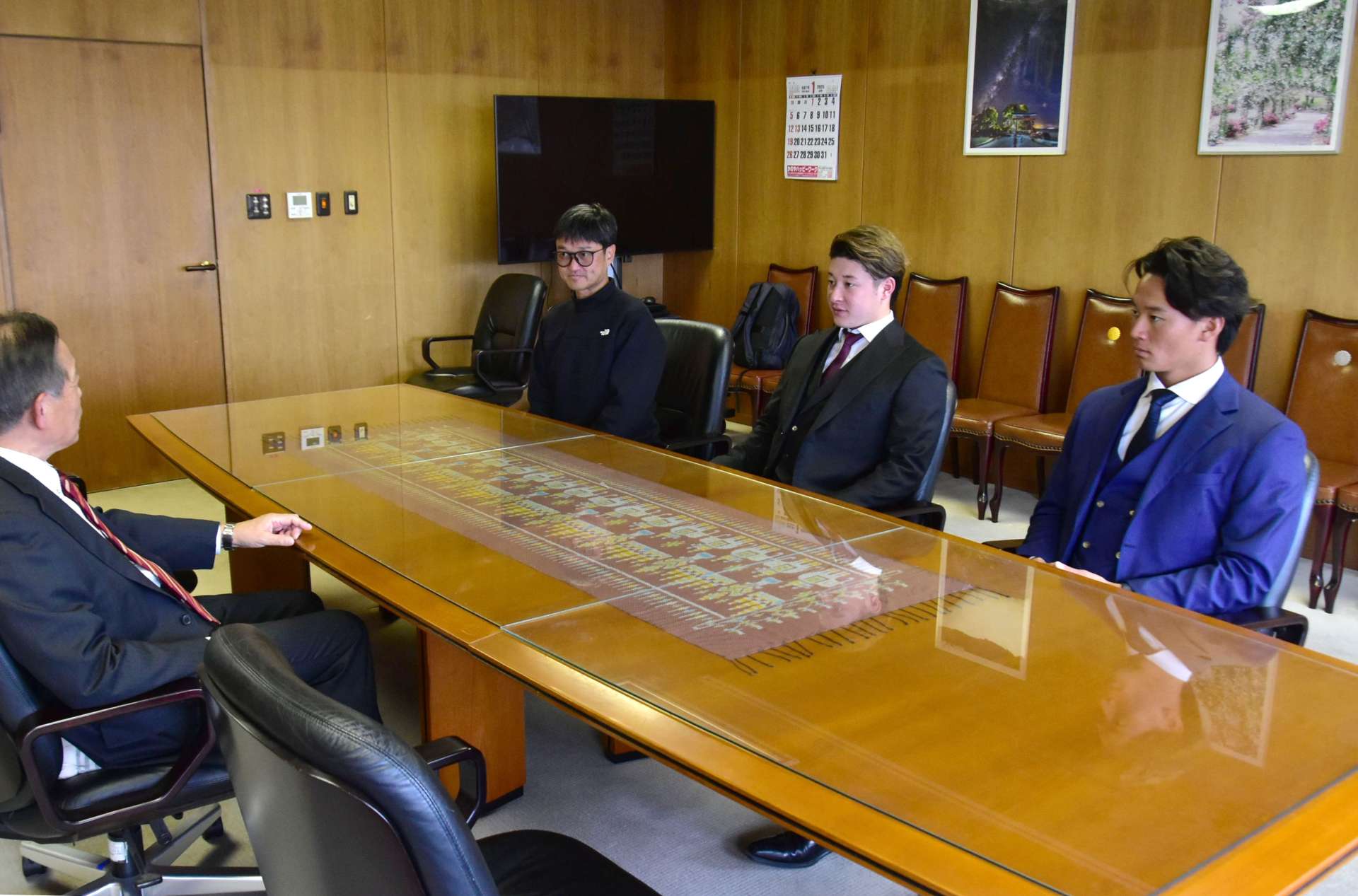 鹿屋市役所を訪れ、抱負を語る（右から）森木大智、吉田輝星の両投手＝９日