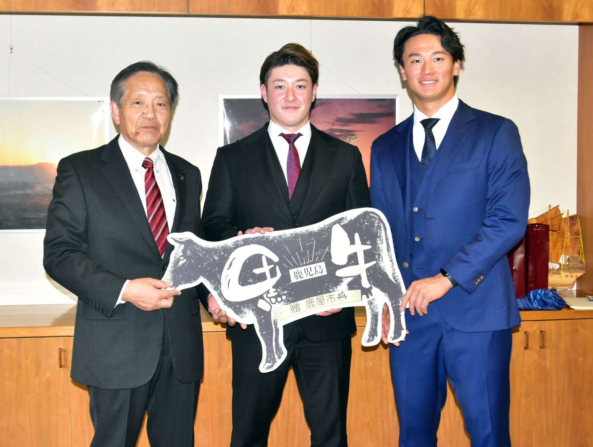 鹿屋市入りした吉田輝星（中央）、森木大智（右）の両投手＝９日、市役所