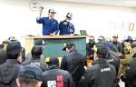 威勢のいいかけ声が響き活気を帯びる入札会場＝１１日、枕崎市の枕崎漁港荷さばき所