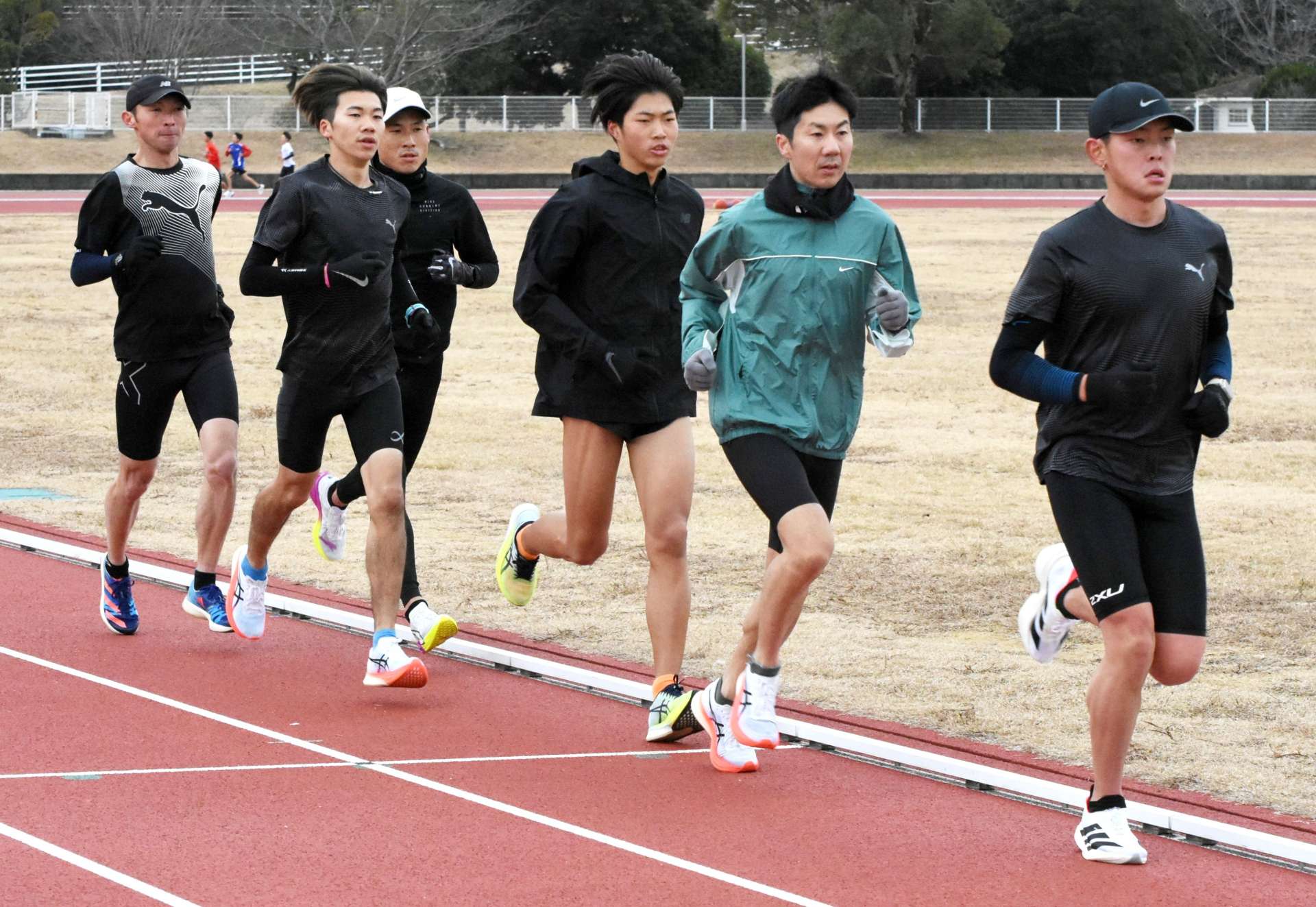 １万２０００メートルで調整する選手たち＝マルマエスタジアム出水