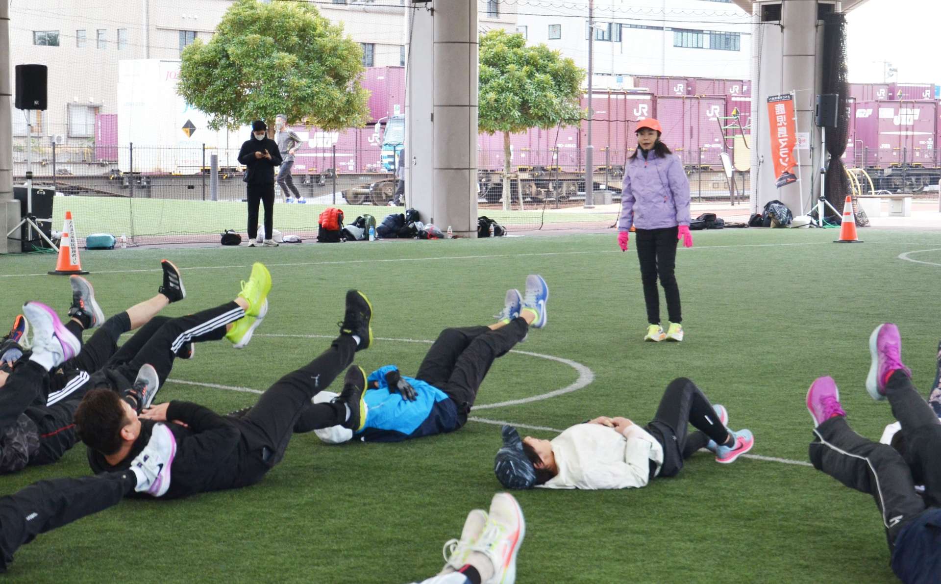 千葉真子さん（左）からトレーニング方法を学ぶ参加者＝１１日、鹿児島市のかんまちあ