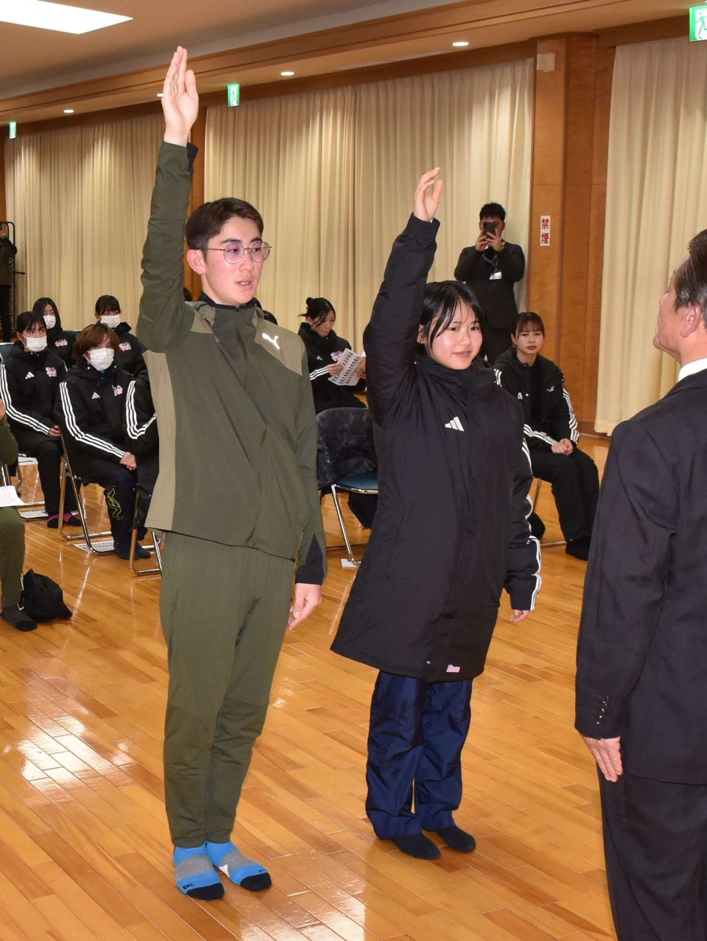 「あきらめずに走り抜く」と宣誓する選手ら＝１１日、伊佐市の大口元気こころ館