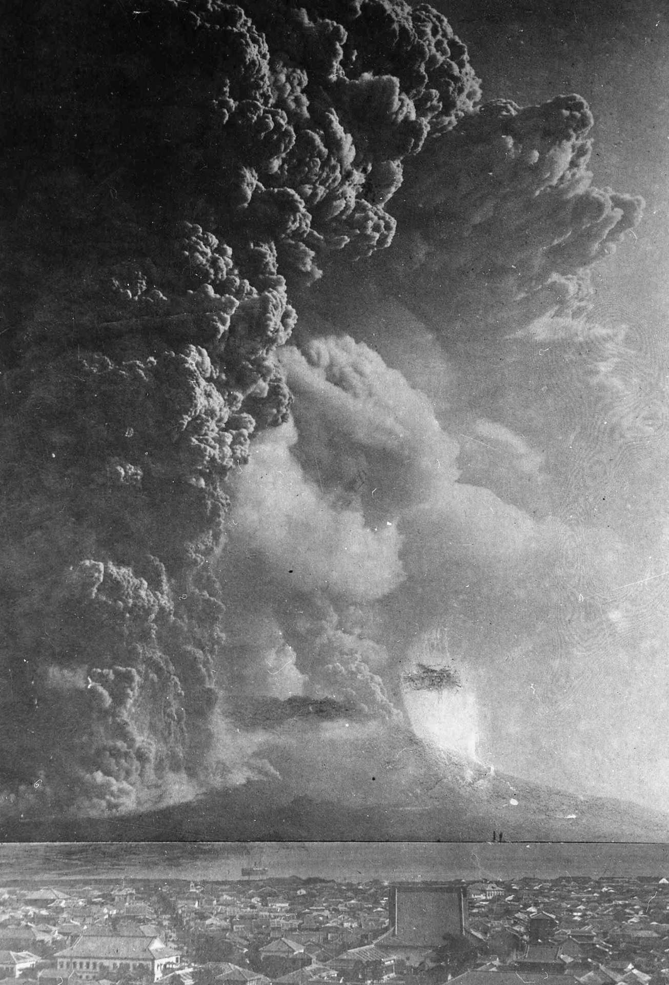 １９１４年１月１２日午前１１時半ごろの大正噴火の様子（鹿児島県立博物館所蔵）
