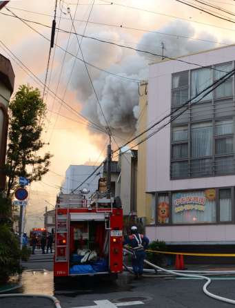 燃える住家から上がる煙＝１１日午後５時１分、鹿児島市の上荒田町