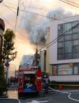 燃える住家から上がる煙＝１１日午後５時１分、鹿児島市の上荒田町