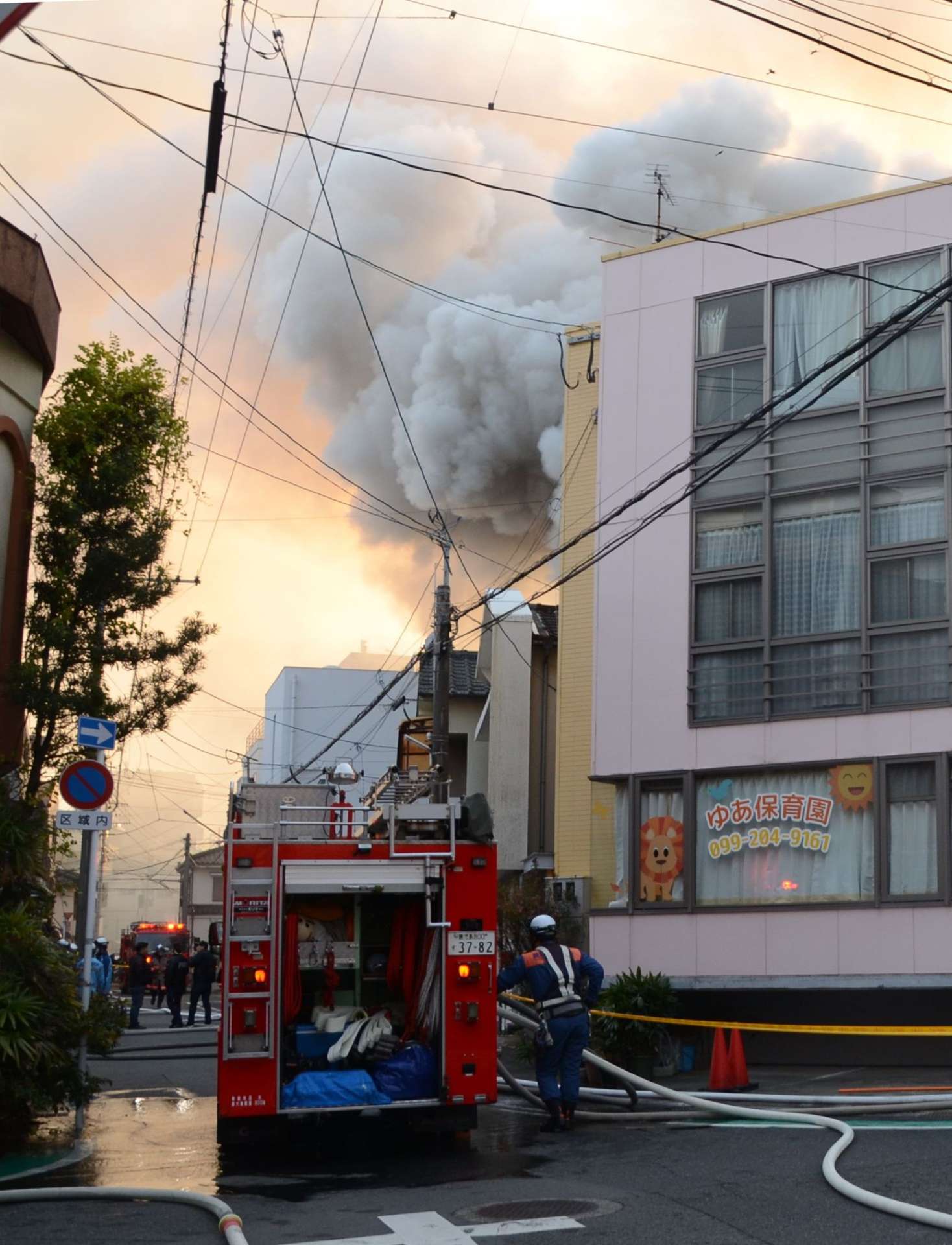 燃える住家から上がる煙＝１１日午後５時１分、鹿児島市の上荒田町