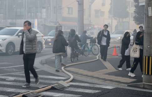 鼻や口を覆って歩く通行人＝１１日午後５時１２分、鹿児島市の上荒田町