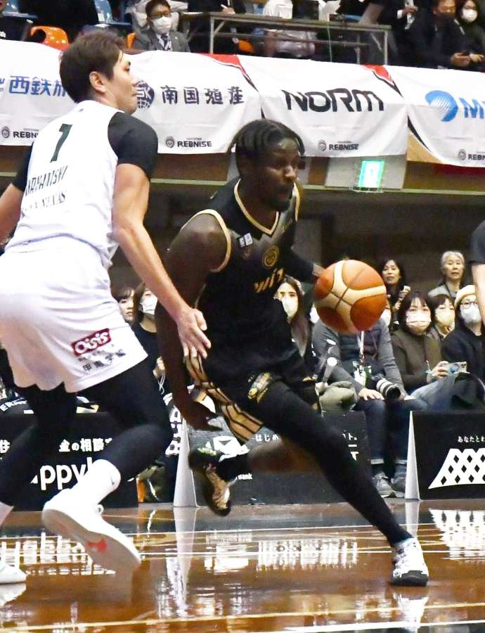 第１クオーター、インサイドに切り込むレブナイズの伴馬＝県体育館