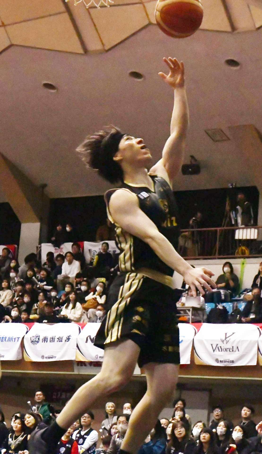 第４クオーター、レブナイズの森田がシュートを放つ＝県体育館