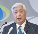 記者の質問に答える中谷元防衛相＝１０日、防衛省