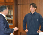 池田宜永市長と談笑する中日・柳裕也投手（右）＝都城市役所