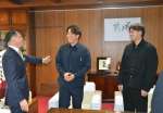 〈関連〉池田宜永市長と談笑する柳裕也、松木平優太の両投手（写真左から）＝都城市役所