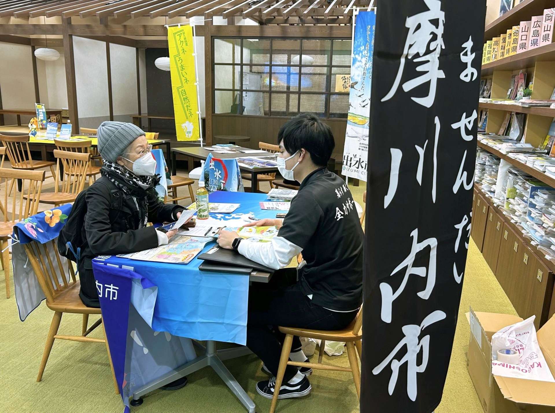 自治体担当者から仕事や生活の話を聞く来場者＝１１日、東京都中央区