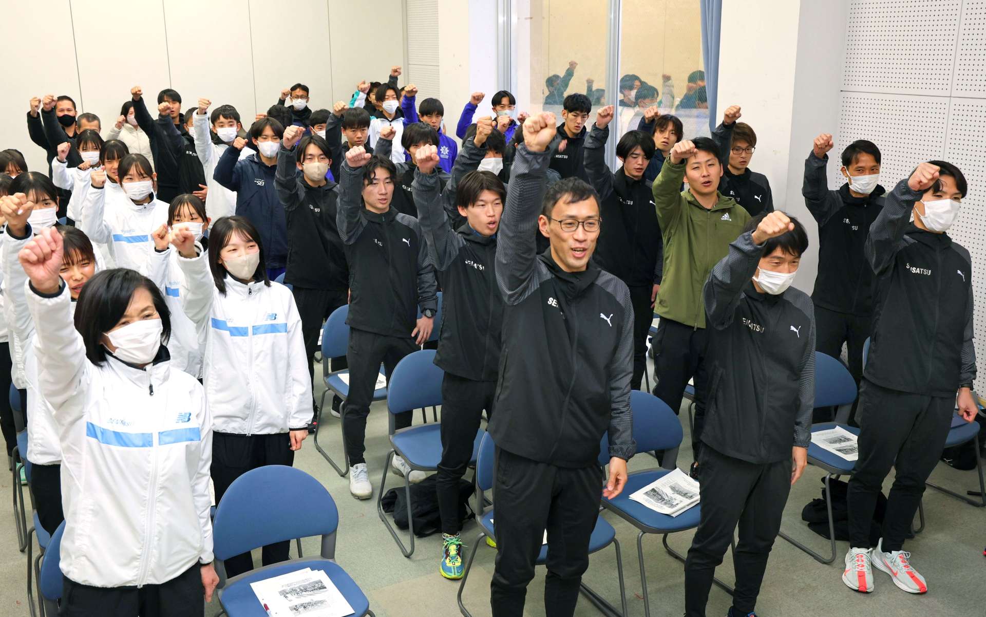 気勢を上げる川薩チームの選手ら＝薩摩川内市のサンアリーナせんだい