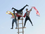 はしごの上で演技を繰り広げる隊員ら＝指宿市の山川漁協
