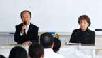 拉致問題の解決へ協力を求める市川健一さん（左）と龍子さん＝１０日、鹿屋市の高隈中学校