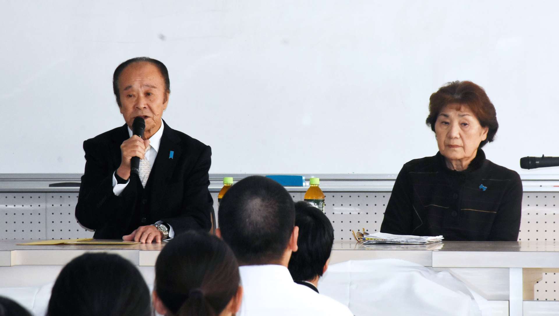 拉致問題の解決へ協力を求める市川健一さん（左）と龍子さん＝１０日、鹿屋市の高隈中学校