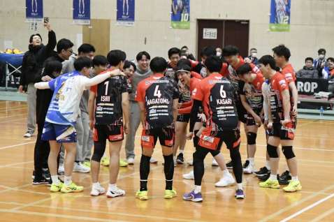 〈関連〉試合前に気勢を上げるフラーゴラッド鹿児島の選手＝フラゴラアリーナ日置