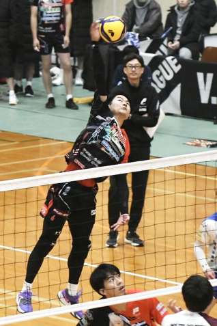 第１セット、バックアタックを打つフラーゴラッド鹿児島の笠利＝フラゴラアリーナ日置