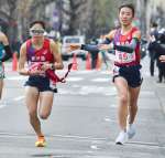 第３中継所、鹿児島・瀬戸口恋（神村学園中３年、右）からたすきを受け走り出す小園（京セラ）＝京都市