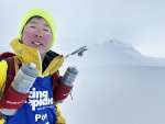 南極の雪原に立つ岩元みささん＝２０２４年１２月（本人提供）