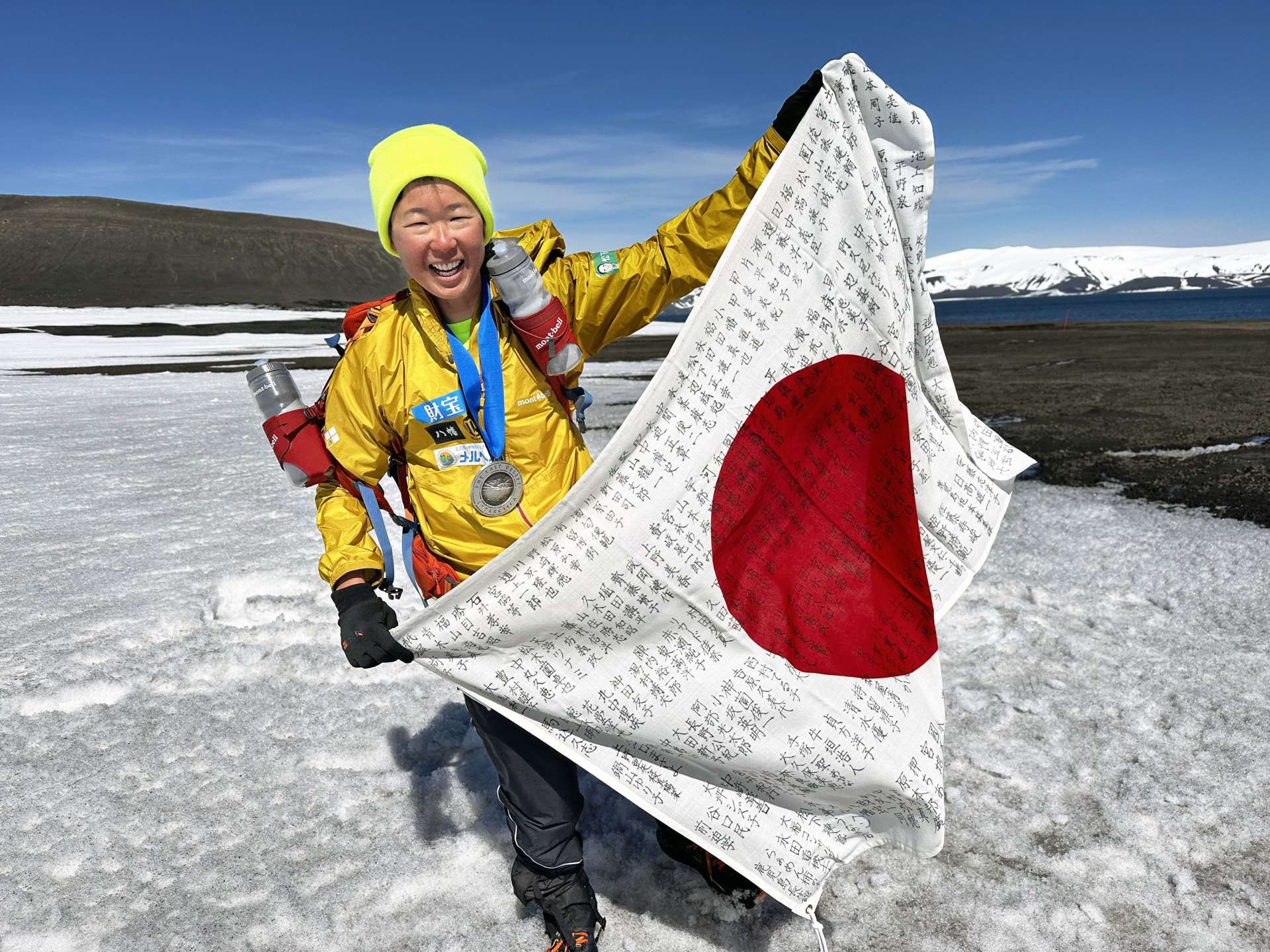 ５日間走り終え、日の丸を掲げる岩元みささん＝２０２４年１２月、南極（本人提供）