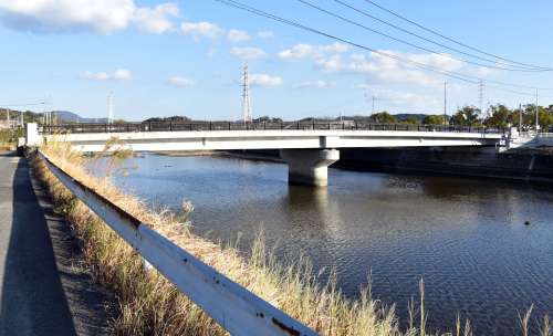 完成から４年が過ぎても開通されないままの橋＝いちき串木野市平江