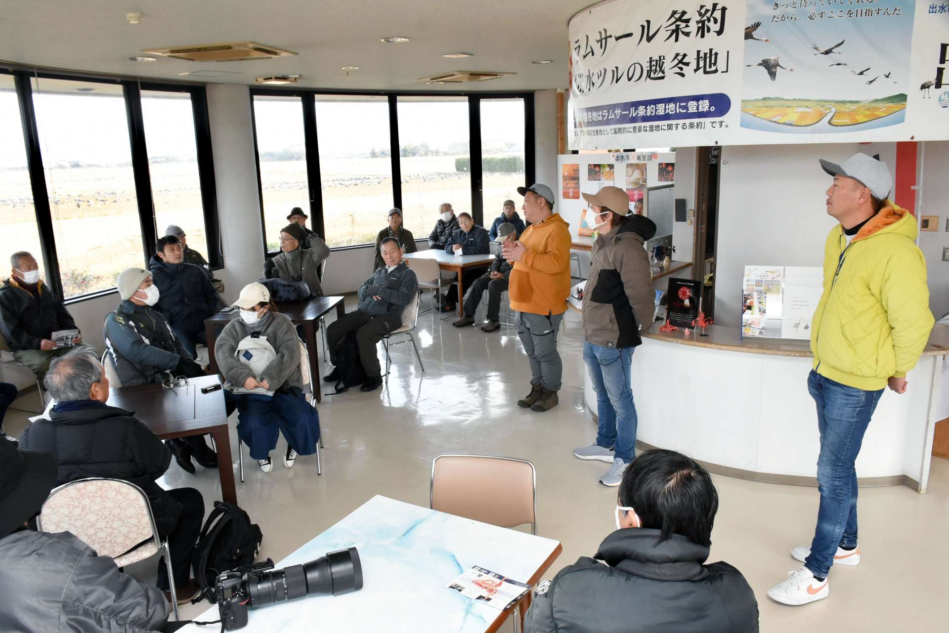 地元農家（中央）の声を聞く参加者＝出水市荘