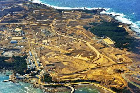 造成工事で茶色い土壌が広がる島の北部＝１０日、西之表市の馬毛島上空