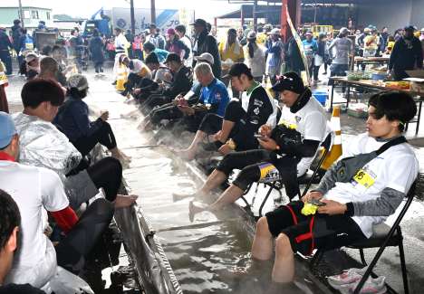 足湯に入り休憩するランナー＝１２日、指宿市山川岡児ケ水