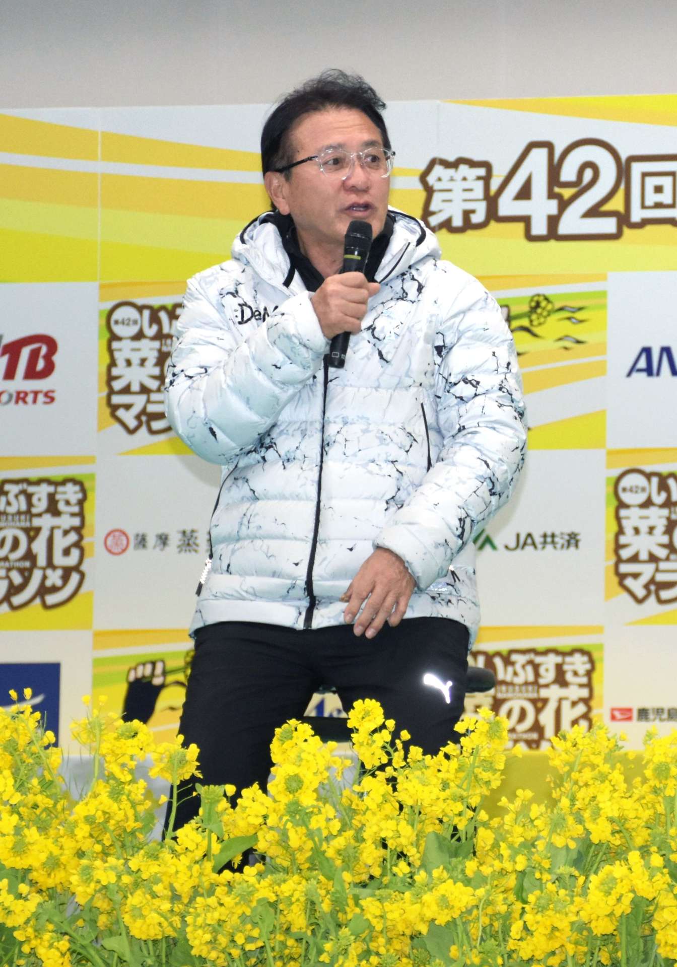 フリートークで、現役時代の思い出などを語る瀬古利彦さん（左）＝１２日、指宿総合体育館