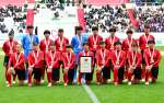 準優勝メダルを胸に記念撮影する神村学園イレブン＝１２日、神戸市のノエビアスタジアム神戸