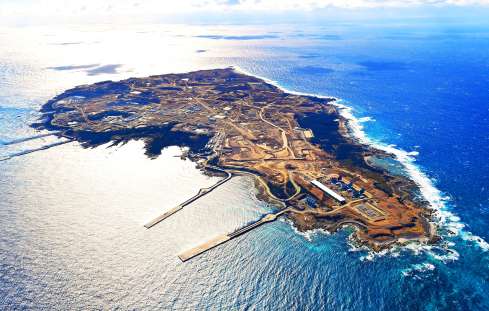 〈関連〉仮設道路が張り巡らされ自衛隊基地の整備が進む馬毛島＝１０日、西之表市の馬毛島上空（本社チャーター機から）