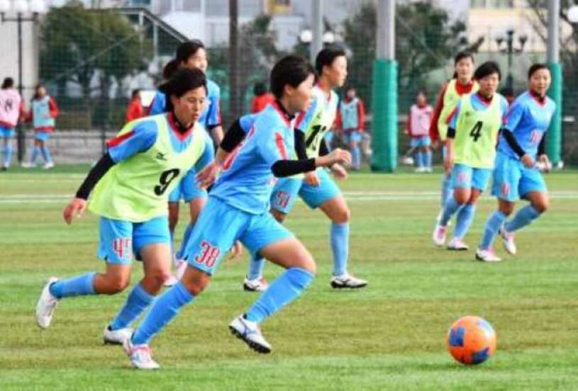 試合形式で練習する神村の選手＝神戸レディースフットボールセンター