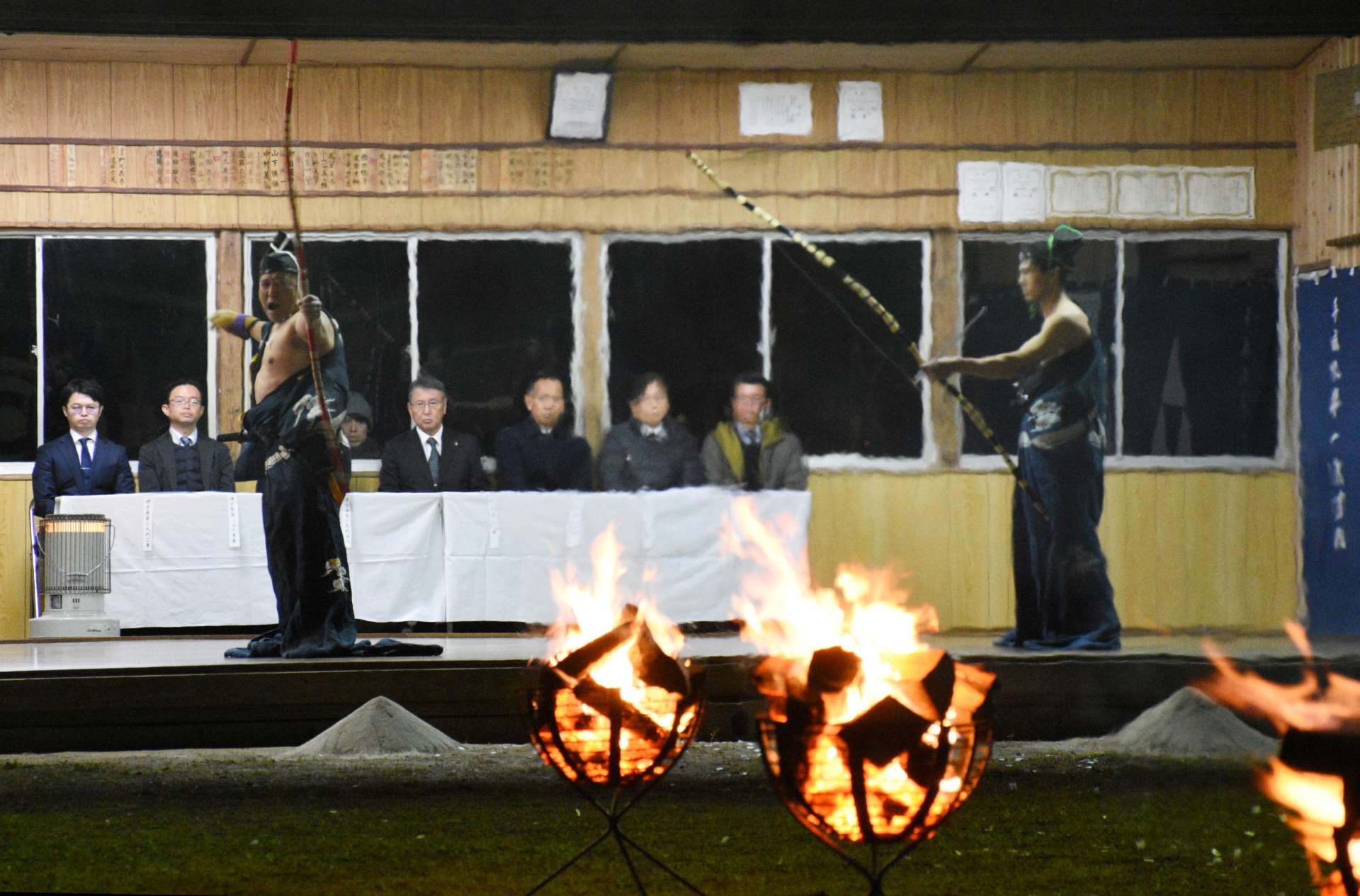 儀礼にのっとり矢を放つ射手＝１１日夜、西之表市の栖林神社