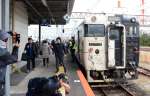 観光列車「指宿のたまて箱」と写真に納まる来場者ら＝１２日、熊本県八代市のＪＲ八代駅