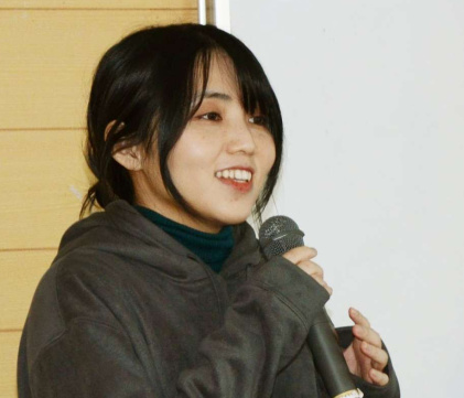 〈関連〉石垣島の住民投票運動について話す宮良麻奈美さん＝１２日、西之表市民会館