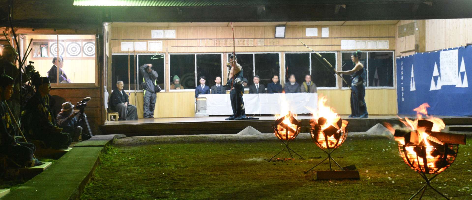 儀礼にのっとり的を狙う射手＝１１日夜、西之表市の栖林神社