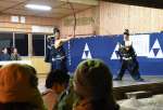 観客の目の前で的を狙う射手＝１１日夜、西之表市の栖林神社
