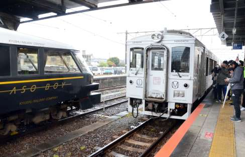 ＪＲ九州のイベントで集結した観光列車「あそぼーい！」（左）と「海幸山幸」＝１２日、熊本県八代市の八代駅