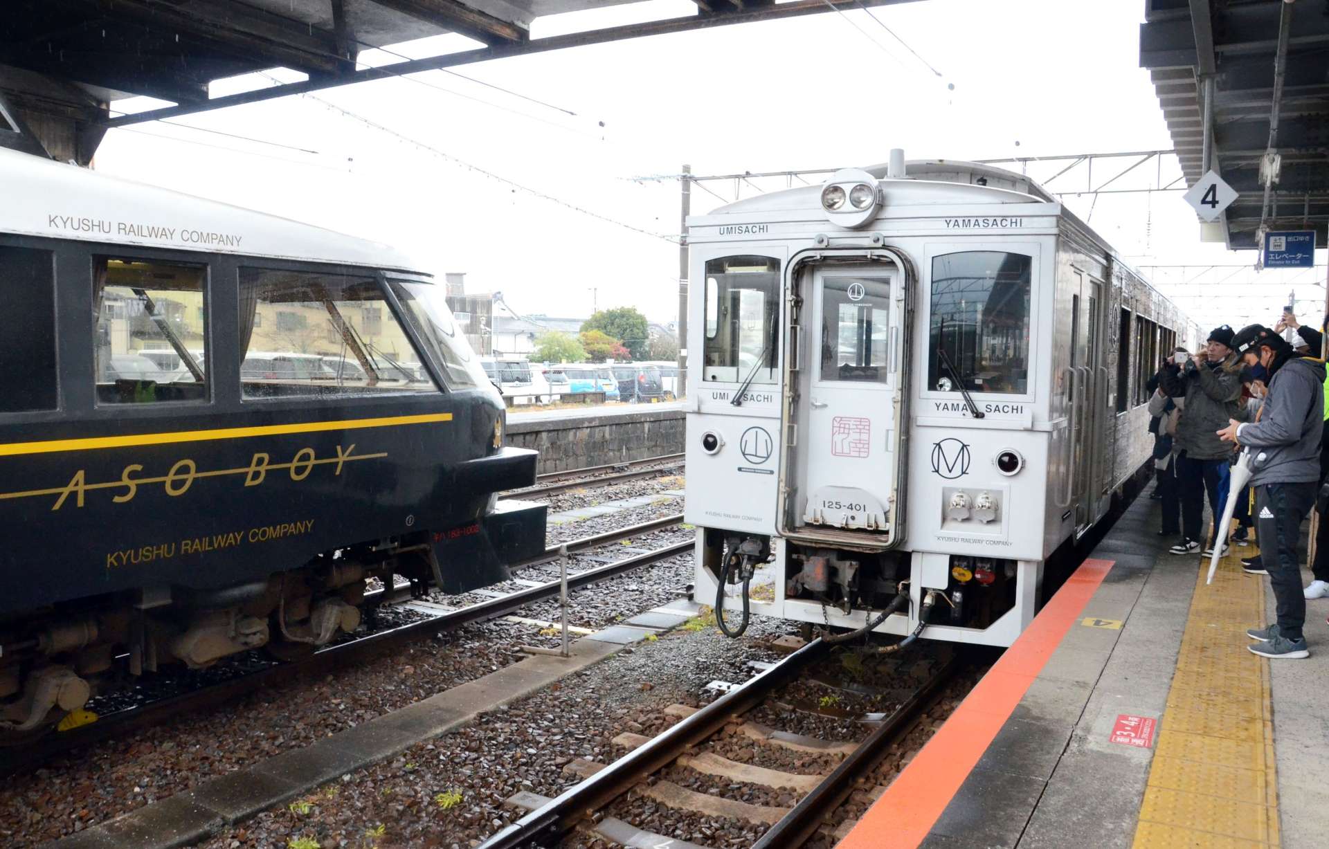 ＪＲ九州のイベントで集結した観光列車「あそぼーい！」（左）と「海幸山幸」＝１２日、熊本県八代市の八代駅