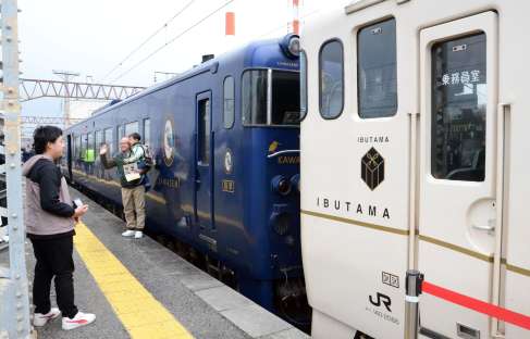 〈関連〉ＪＲ九州のイベントで連結して運行した観光列車「指宿のたまて箱」（右）と「かわせみ　やませみ」＝１２日、熊本県八代市の八代駅