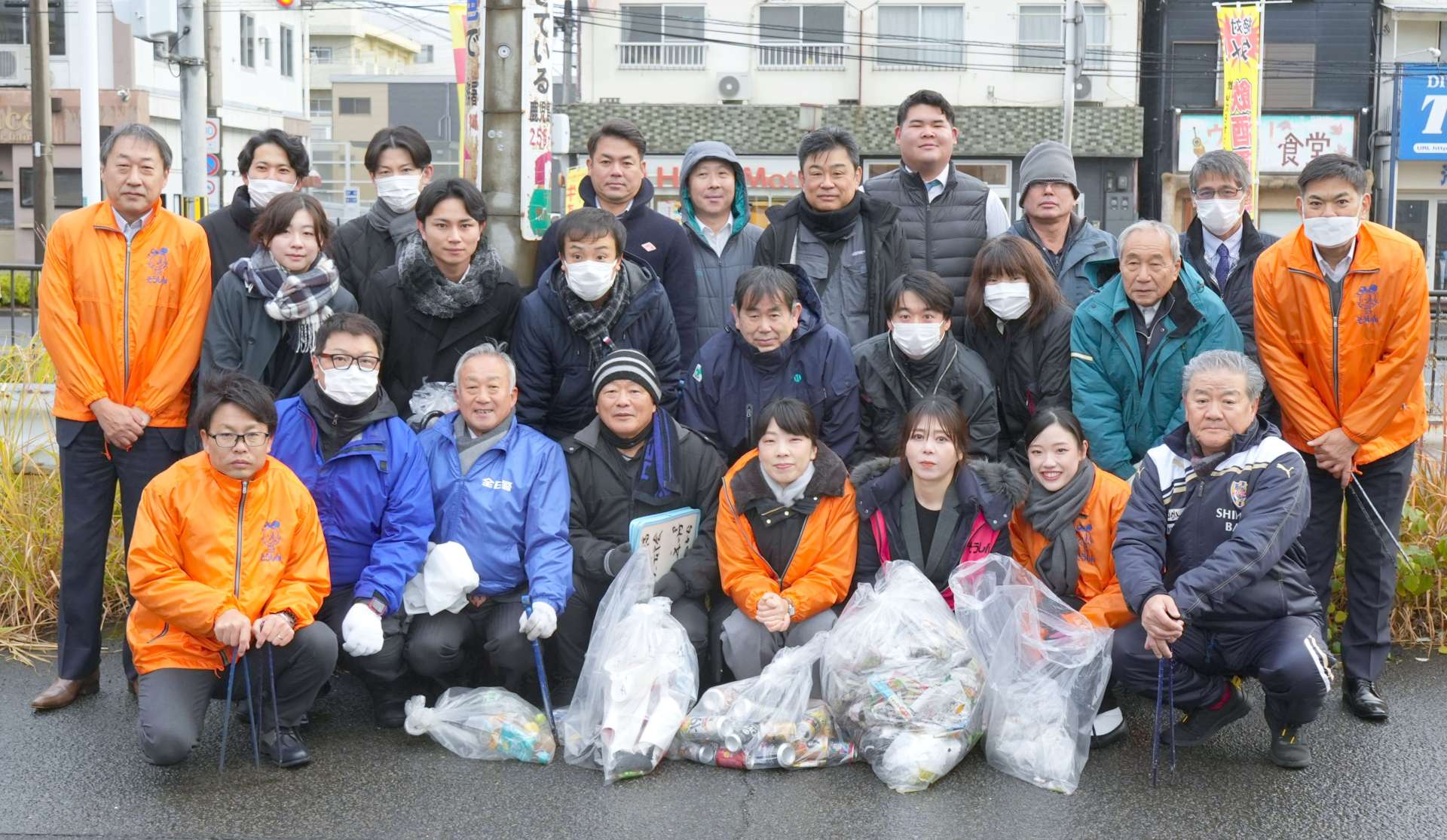 荒田八幡ボランティア会の参加者ら＝鹿児島市荒田１丁目