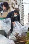 集めたごみを分別する参加者＝鹿児島市荒田１丁目
