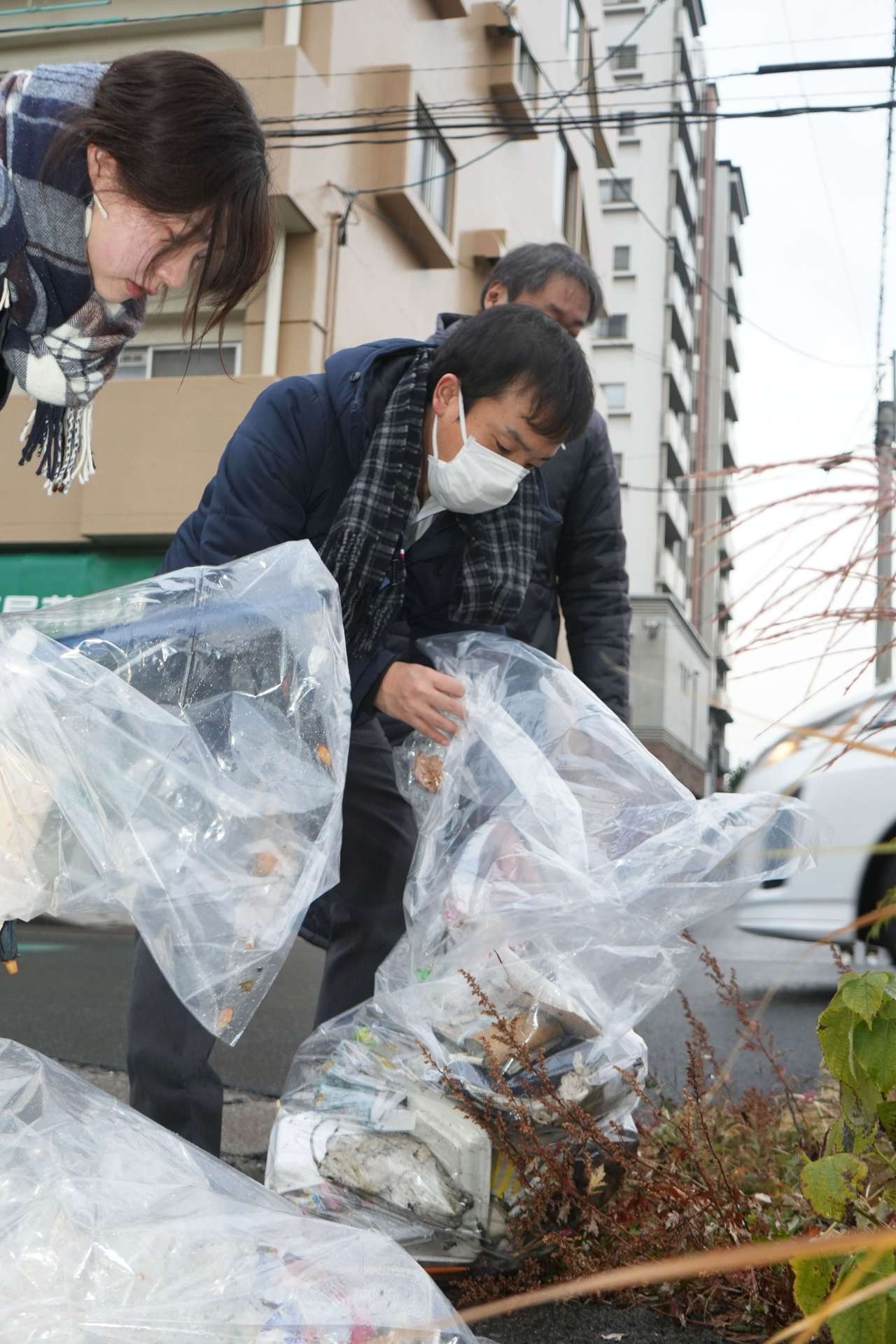 集めたごみを分別する参加者＝鹿児島市荒田１丁目