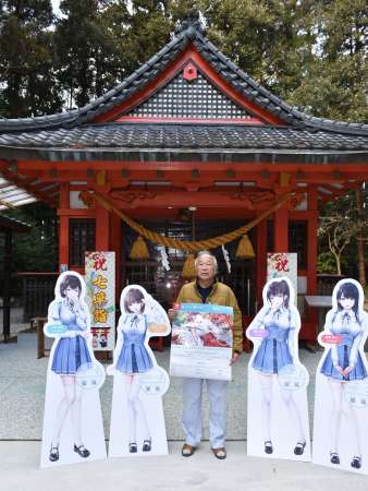 郡山八幡神社に展示されたゲームのヒロイン４人のパネル＝伊佐市大口大田郡山